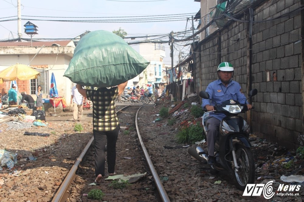 Hinh anh Bat luc truoc bai rac ngap ngua khap duong ray tau hoa o Sai Gon 13