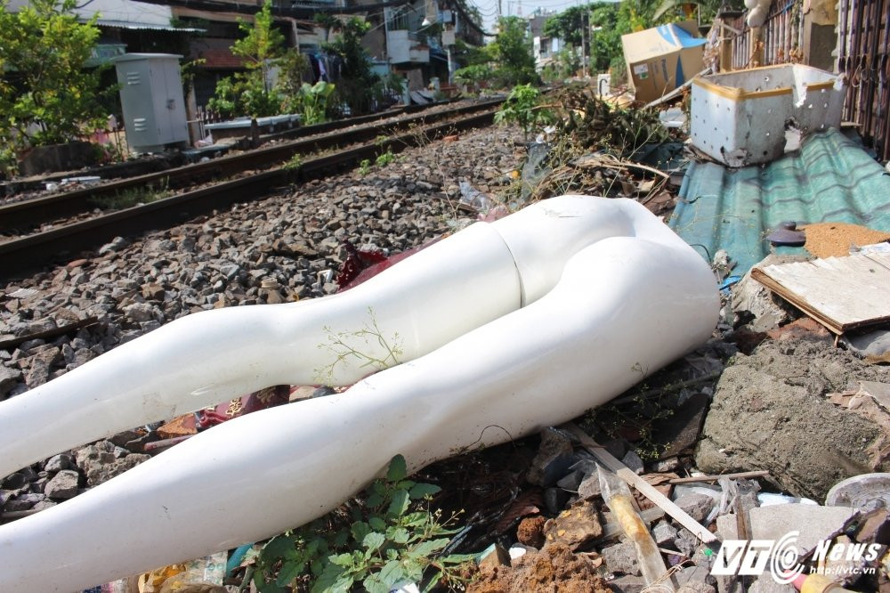 Hinh anh Bat luc truoc bai rac ngap ngua khap duong ray tau hoa o Sai Gon 14