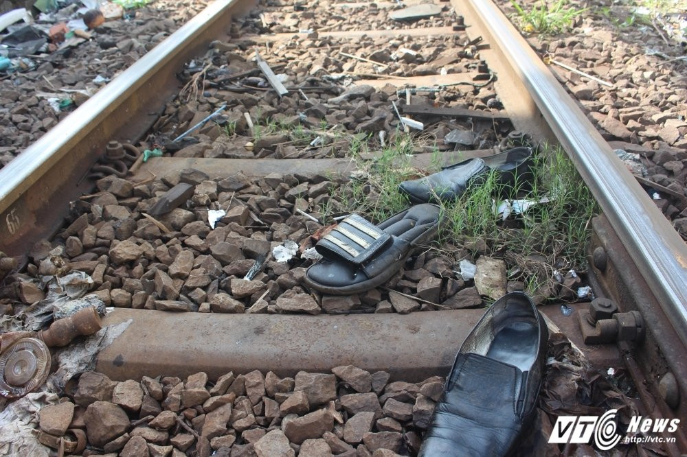 Hinh anh Bat luc truoc bai rac ngap ngua khap duong ray tau hoa o Sai Gon 15