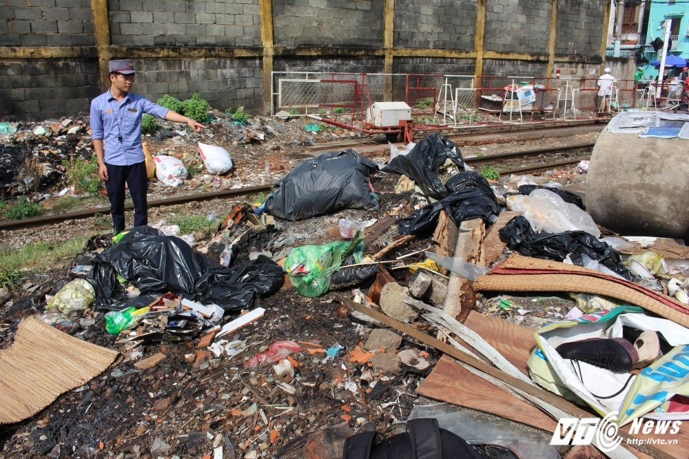 Hinh anh Bat luc truoc bai rac ngap ngua khap duong ray tau hoa o Sai Gon 16