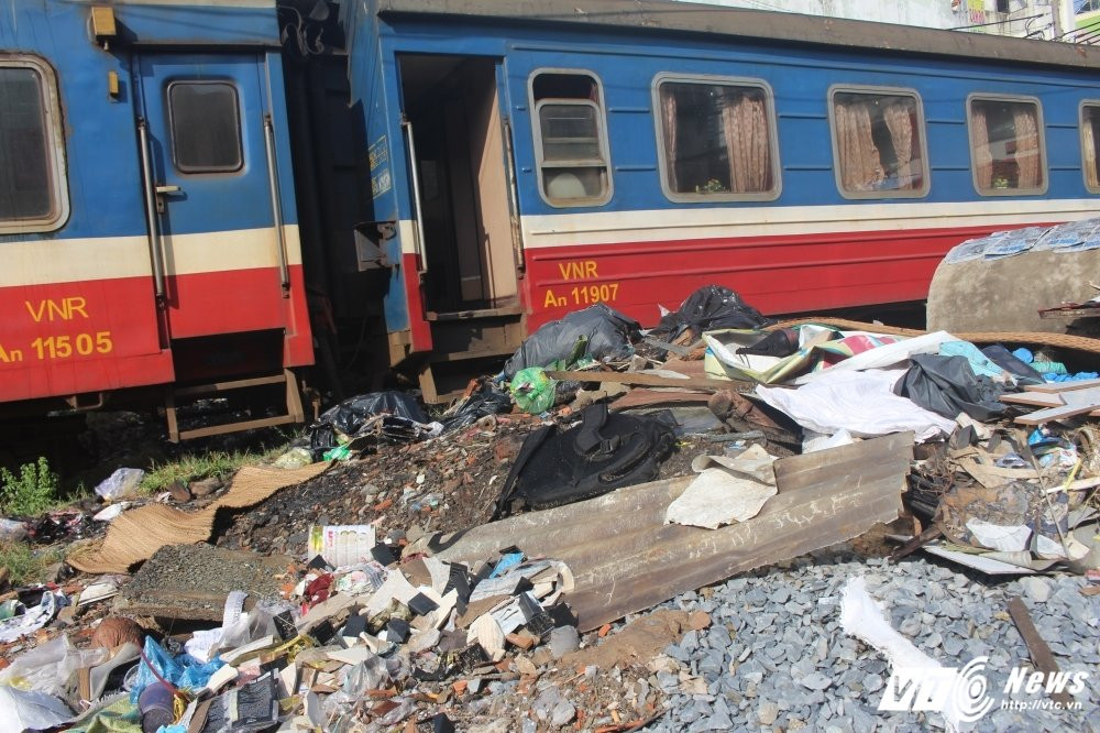 Hinh anh Bat luc truoc bai rac ngap ngua khap duong ray tau hoa o Sai Gon 3