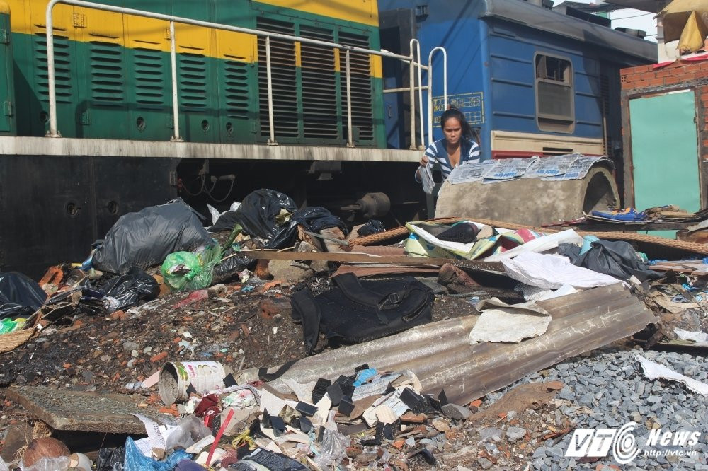 Hinh anh Bat luc truoc bai rac ngap ngua khap duong ray tau hoa o Sai Gon 4