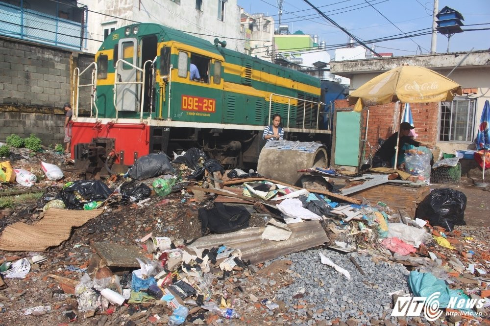 Hinh anh Bat luc truoc bai rac ngap ngua khap duong ray tau hoa o Sai Gon 5