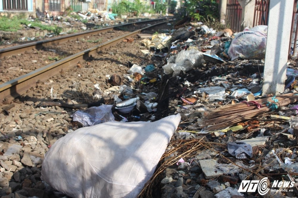 Hinh anh Bat luc truoc bai rac ngap ngua khap duong ray tau hoa o Sai Gon 6