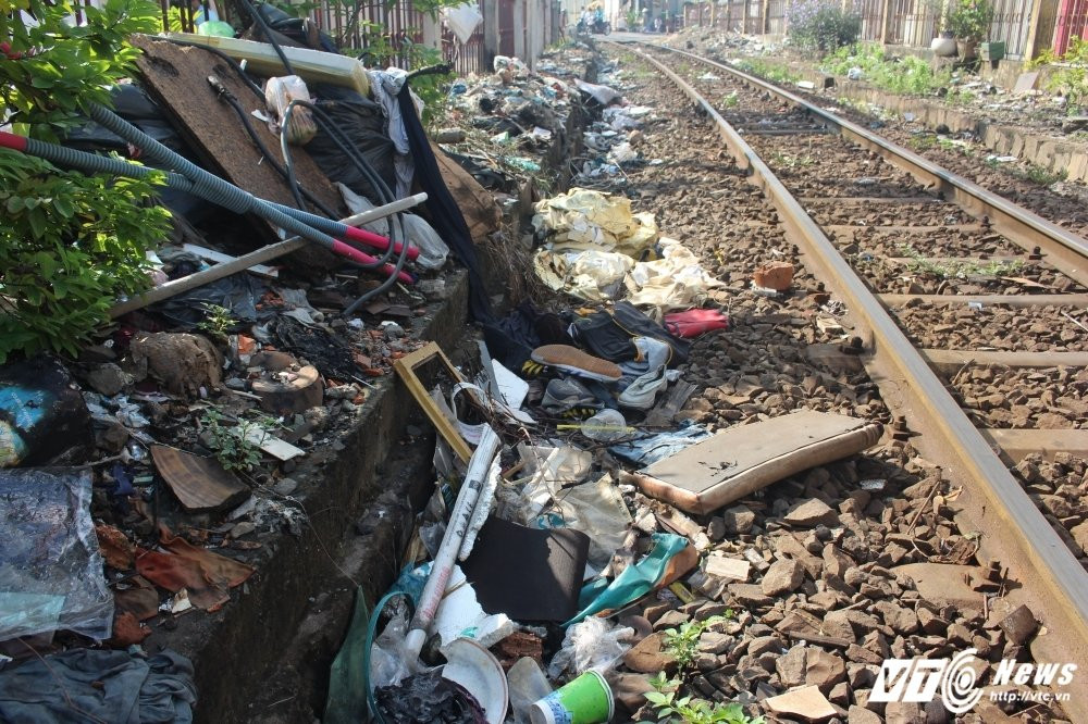 Hinh anh Bat luc truoc bai rac ngap ngua khap duong ray tau hoa o Sai Gon 7