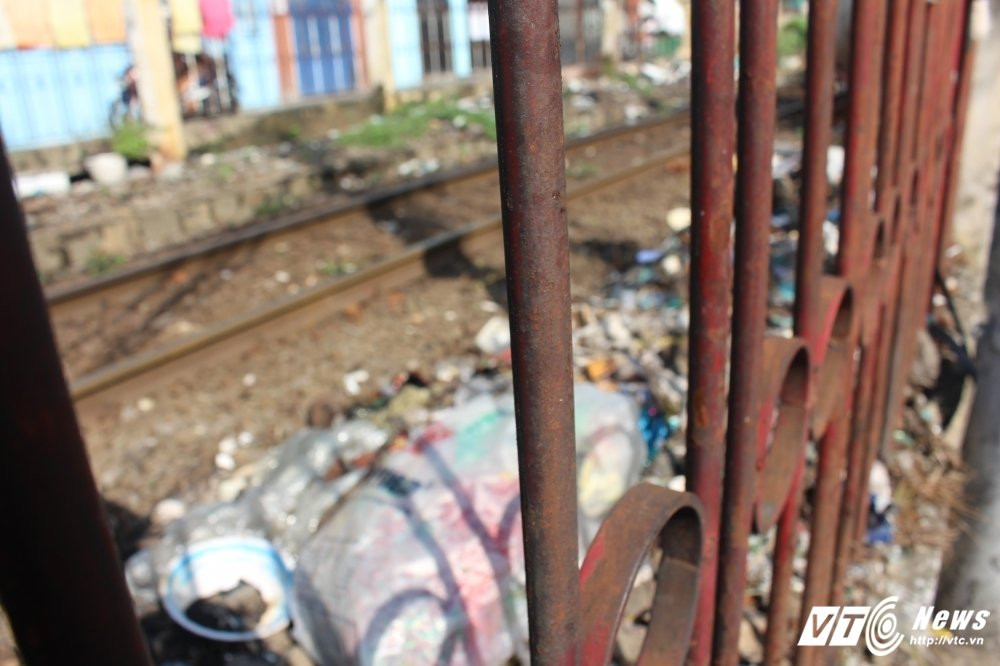 Hinh anh Bat luc truoc bai rac ngap ngua khap duong ray tau hoa o Sai Gon 8