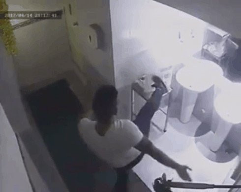 Hinh anh Nam thanh nien moc trom tien tu thien cua tre mo coi