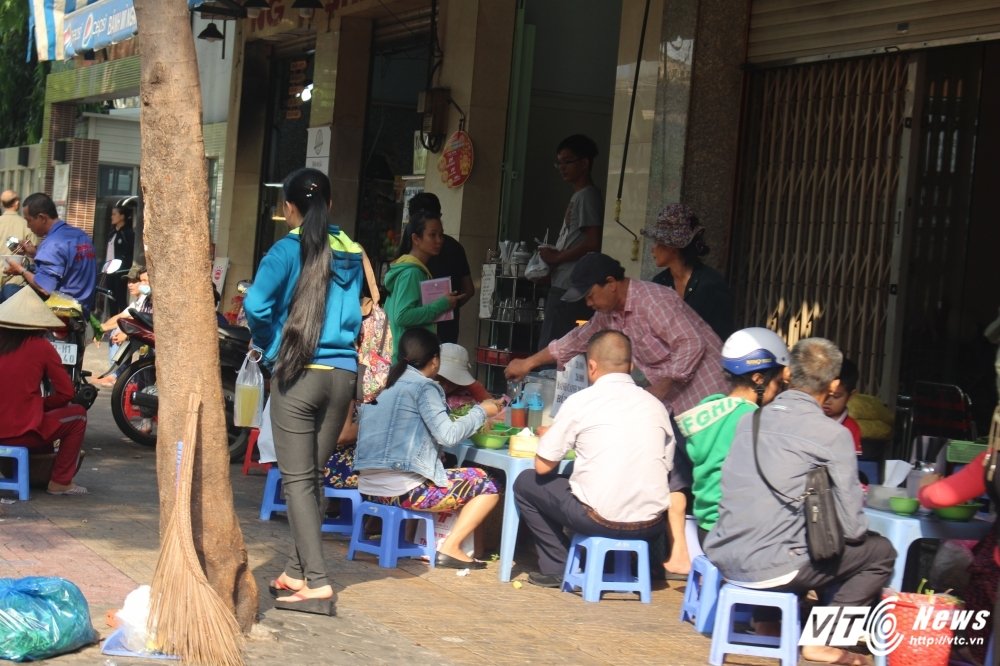 Hinh anh Xe bien xanh, hang rong van ‘cuop’ via he trang tron o quan trung tam Sai Gon 3