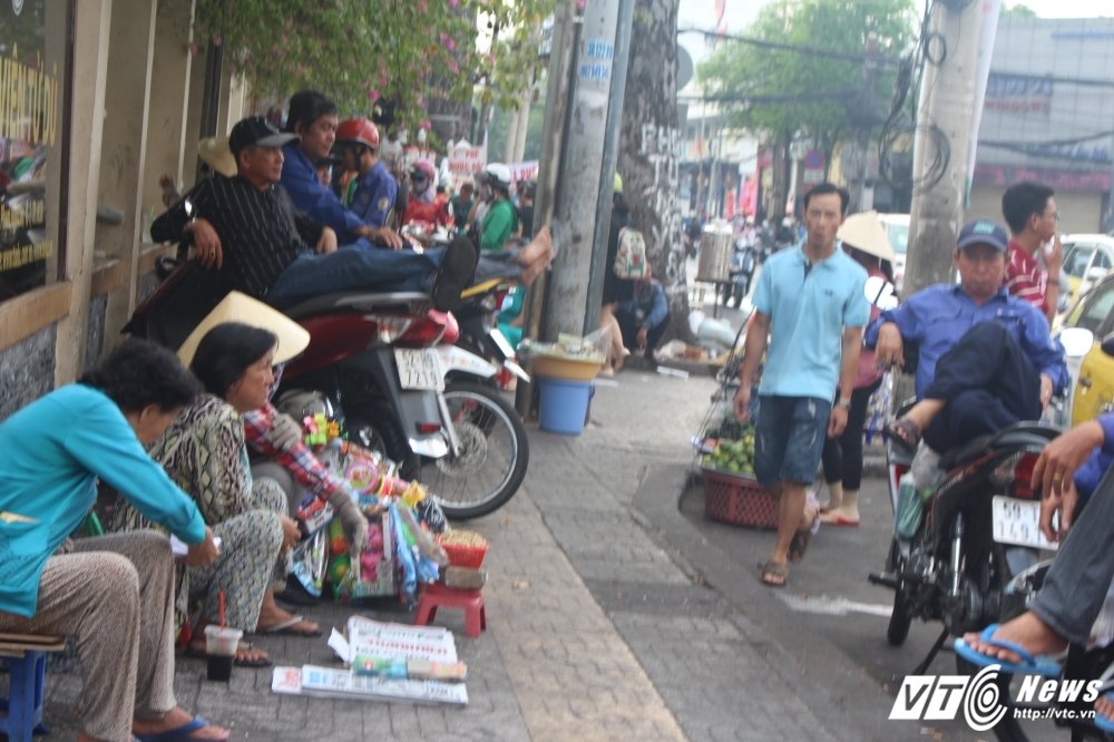 Hinh anh Xe bien xanh, hang rong van ‘cuop’ via he trang tron o quan trung tam Sai Gon 5