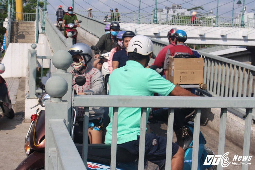 Hinh anh Cau di bo bong nhien thanh ‘cau xe may’ o Sai Gon 5