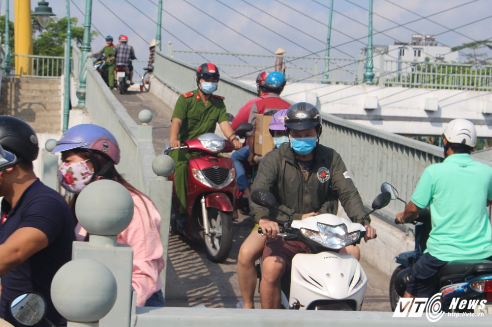 Hinh anh Cau di bo bong nhien thanh ‘cau xe may’ o Sai Gon 9
