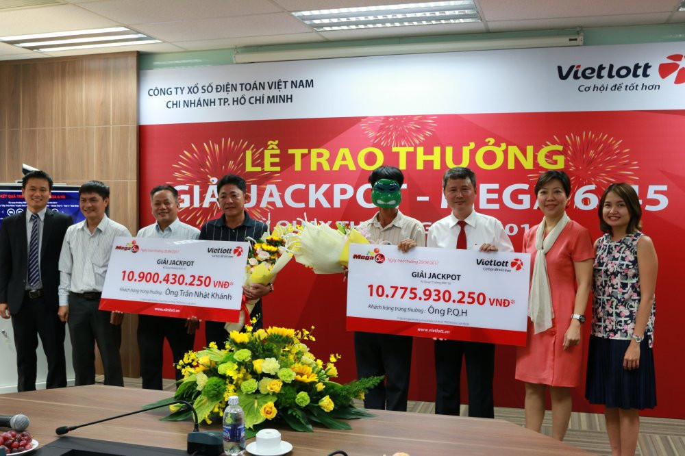 Trao giải Viettlot không đeo mặt nạ, viettlot trao giải, trao giải viettlot, trao giải jackpot 10 tỷ, trao giải công khai, công khai danh tính người trùng jackpot, video trao giải jackpot, tin mới nhất, tin tức trong ngày, xổ số, trúng xổ số, jackpot, tin nóng, vtc, vtc news, vtc.vn -1