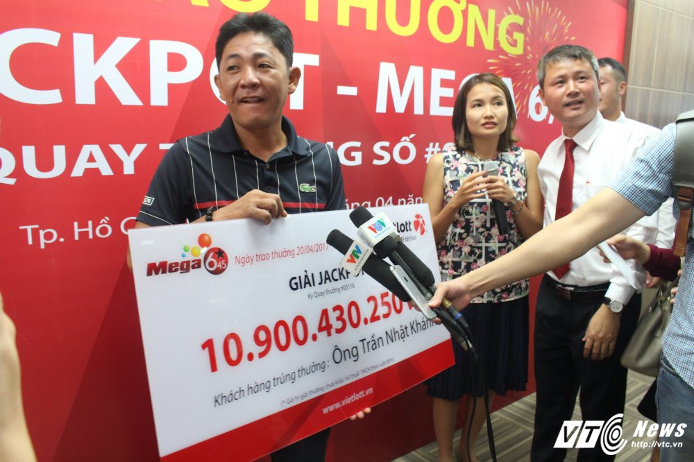 Trao giải Viettlot không đeo mặt nạ, viettlot trao giải, trao giải viettlot, trao giải jackpot 10 tỷ, trao giải công khai, công khai danh tính người trùng jackpot, video trao giải jackpot, tin mới nhất, tin tức trong ngày, xổ số, trúng xổ số, jackpot, tin nóng, vtc, vtc news, vtc.vn -2