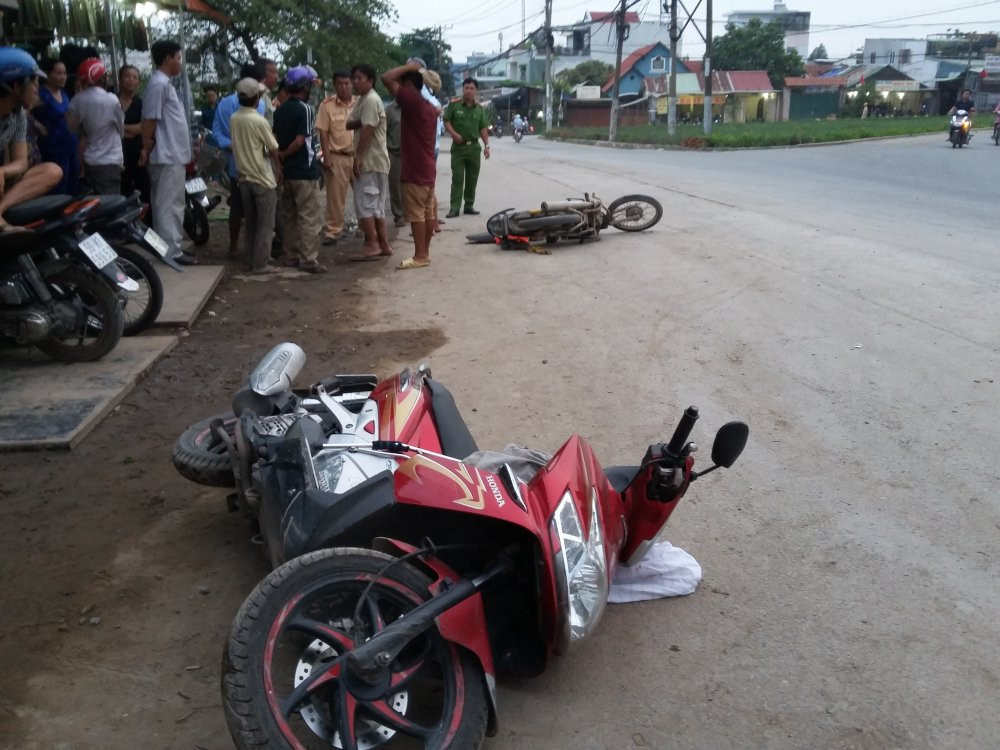 Hinh anh Di nguoc chieu gay tai nan, tai xe xe may bo mac nan nhan