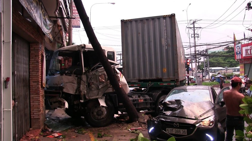 Hinh anh Xe container dam hang loat phuong tien, can chet be 3 tuoi o Sai Gon.