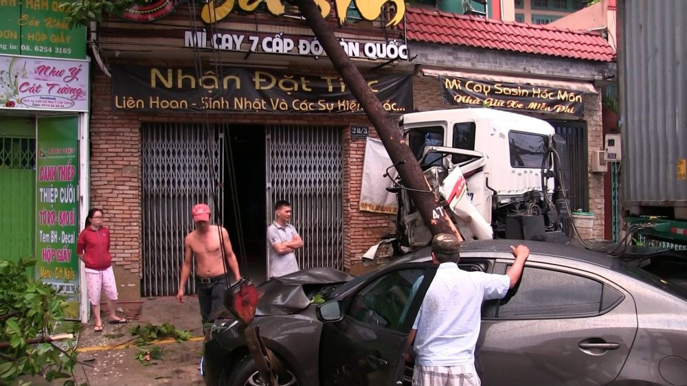 Hinh anh Xe container dam hang loat phuong tien, can chet be 3 tuoi o Sai Gon.