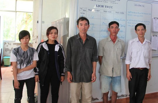 Hinh anh Ba anh em chan duong xe taxi, cuop Iphone 6S