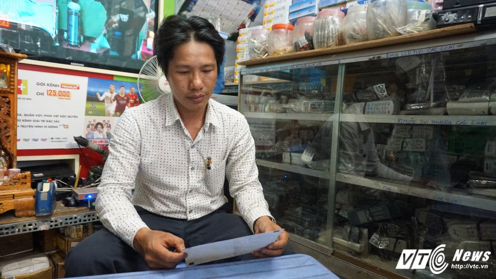 Hinh anh Hai nam thanh nien dan canh, cuom the cao tri gia gan 100 trieu dong o cua hang Sai Gon