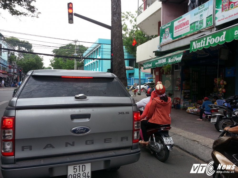 Hinh anh Bien bao, den tin hieu giao thong “nup” bong cay, tai xe keu troi 7