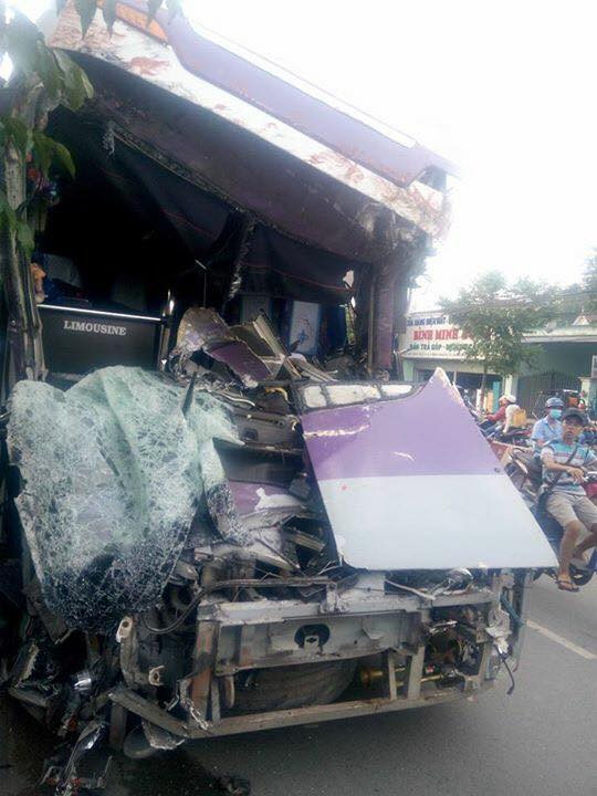 Hinh anh Xe khach dam lat xe container, tai xe chet tham trong cabin