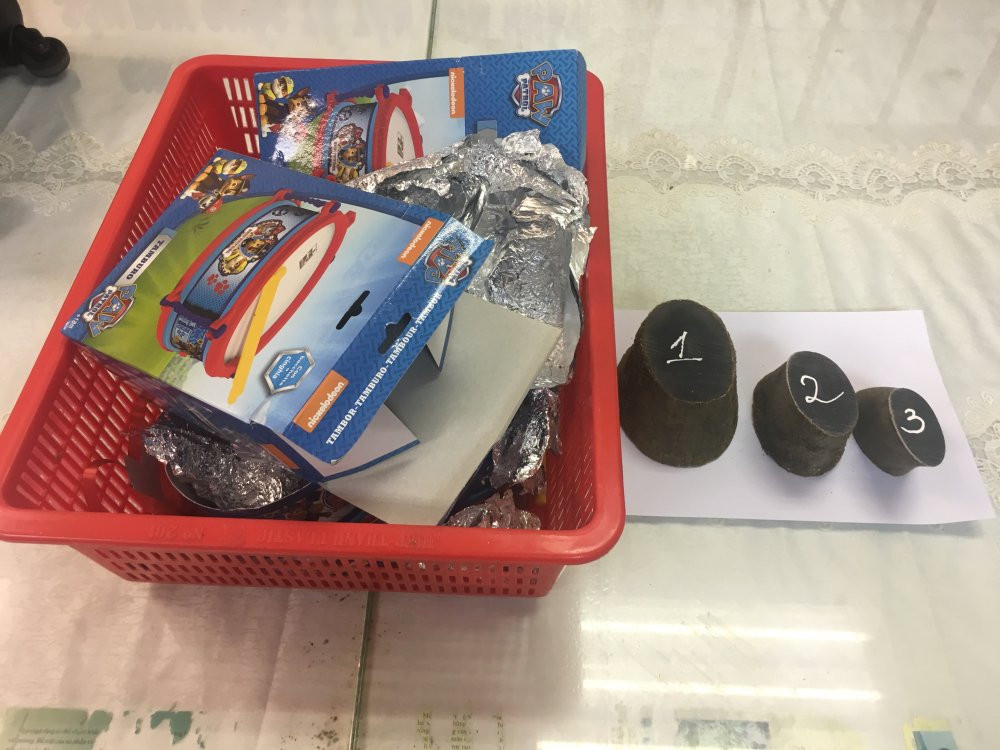 Hinh anh Nam thanh nien giau sung te giac trong hop do choi tre em