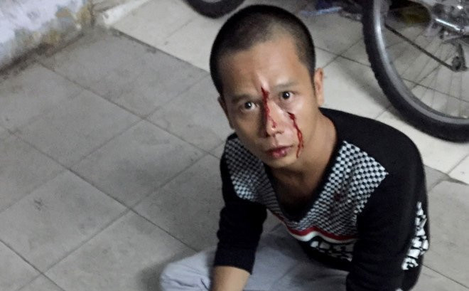 Hinh anh CSGT bat ten cuop giat dien thoai phu nu giua ban ngay o Sai Gon