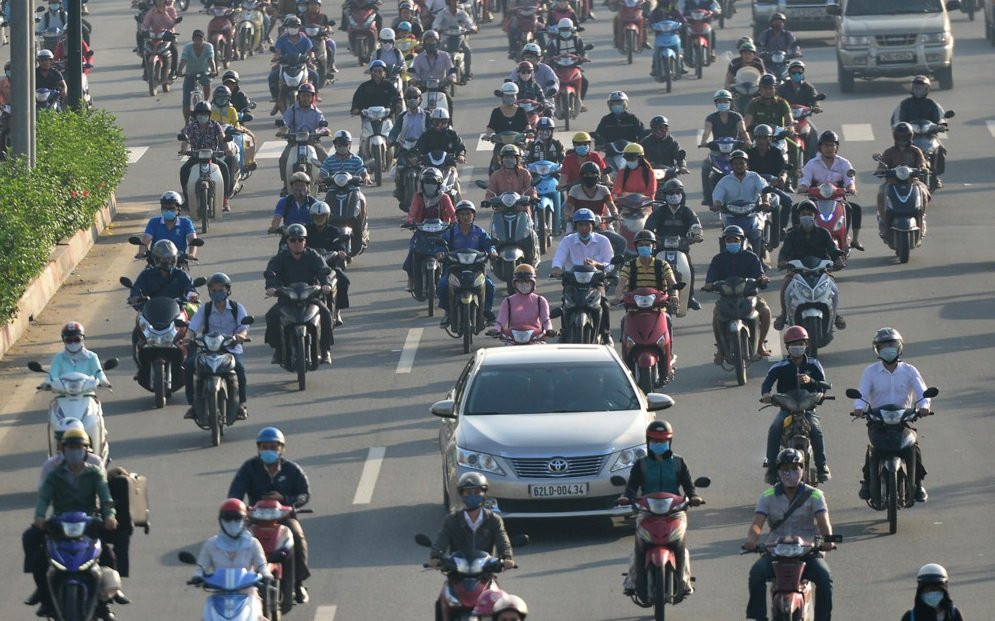 Hinh anh Co bien bao nhu khong, dan Sai Gon vo tu di vao duong cam 8