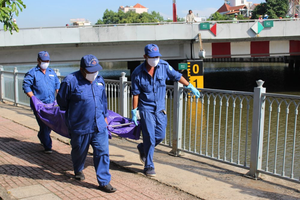 Hinh anh Ta hoa phat hien thi the phu nu noi lenh benh duoi kenh Nhieu Loc – Thi Nghe