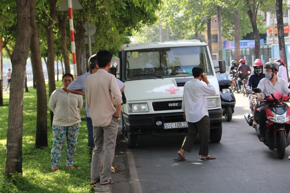 Hinh anh Ta hoa phat hien thi the phu nu noi lenh benh duoi kenh Nhieu Loc – Thi Nghe