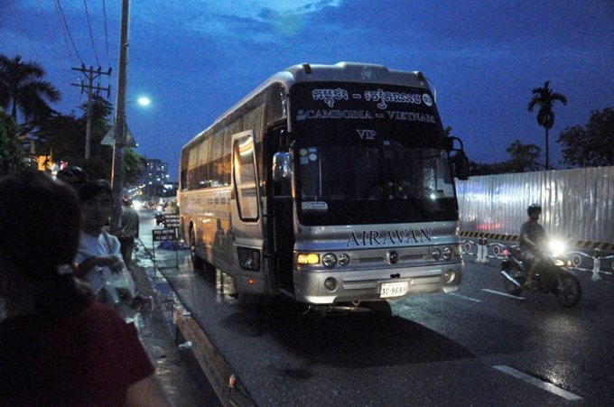 Hinh anh Bi xe khach bien so nuoc ngoai can qua nguoi, nguoi phu nu chet tham