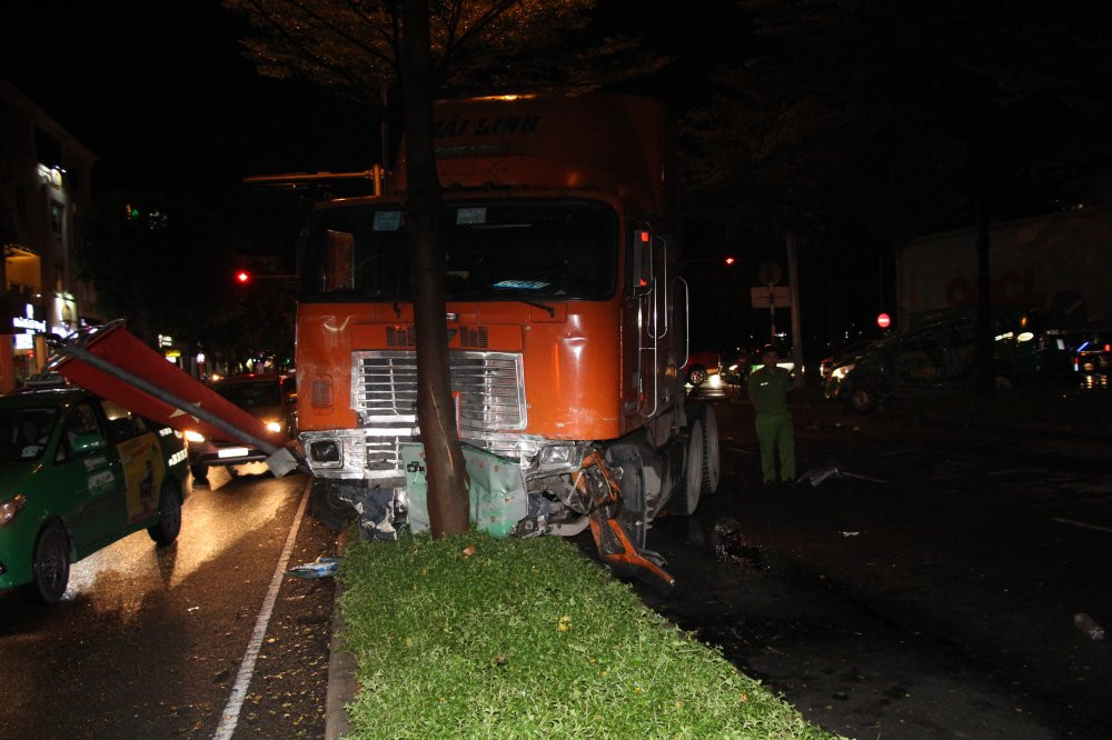 Hinh anh Xe dau keo dam taxi bep dum, tai xe chet ket trong cabin