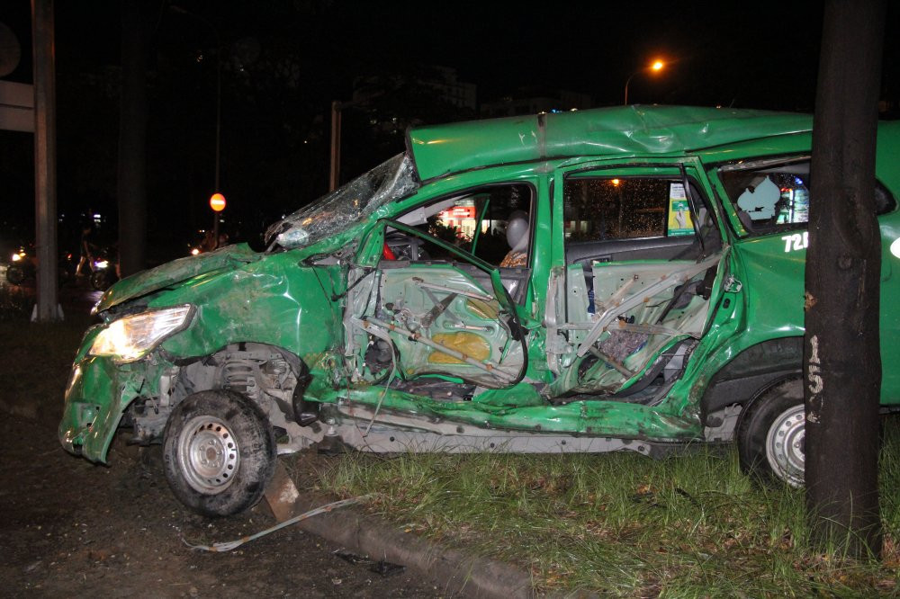 Hinh anh Xe dau keo dam taxi bep dum, tai xe chet ket trong cabin