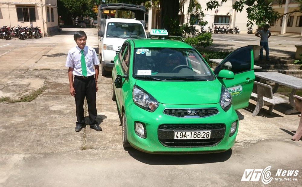 Hinh anh Tai xe taxi “tung don hiem”, ha guc nhom doi tuong hanh hung minh.