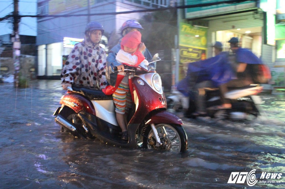 Hinh anh Duong Sai Gon chim nghim trong bien nuoc, giao thong hon loan