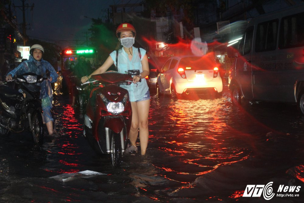 Hinh anh Duong Sai Gon chim nghim trong bien nuoc, giao thong hon loan