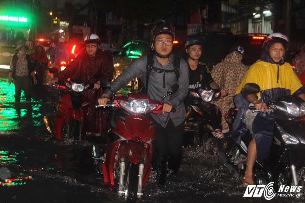 Hinh anh Duong Sai Gon chim nghim trong bien nuoc, giao thong hon loan 3