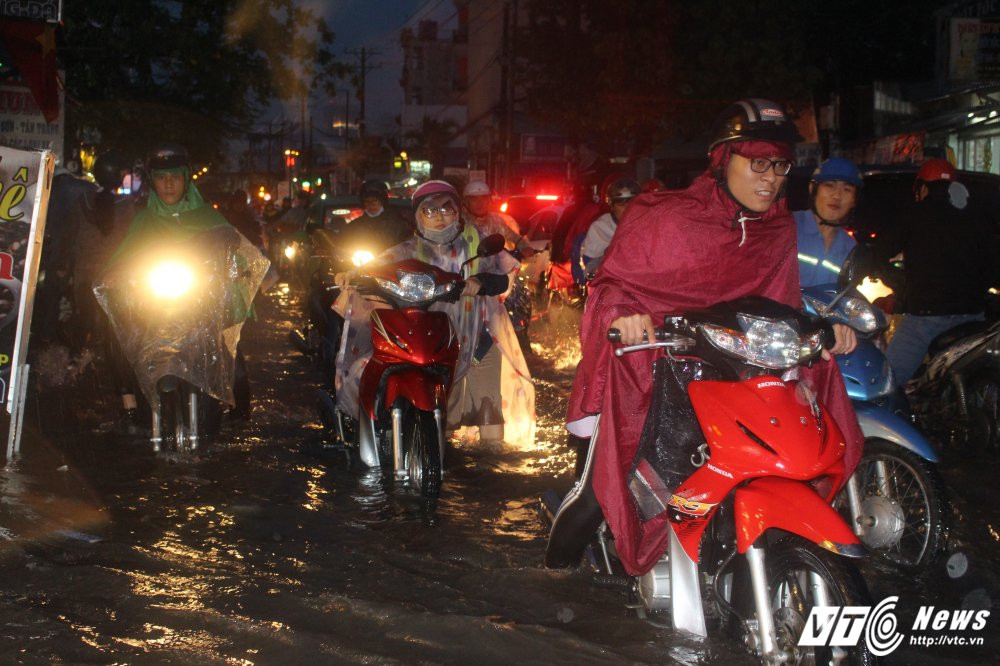 Hinh anh Duong Sai Gon chim nghim trong bien nuoc, giao thong hon loan 4