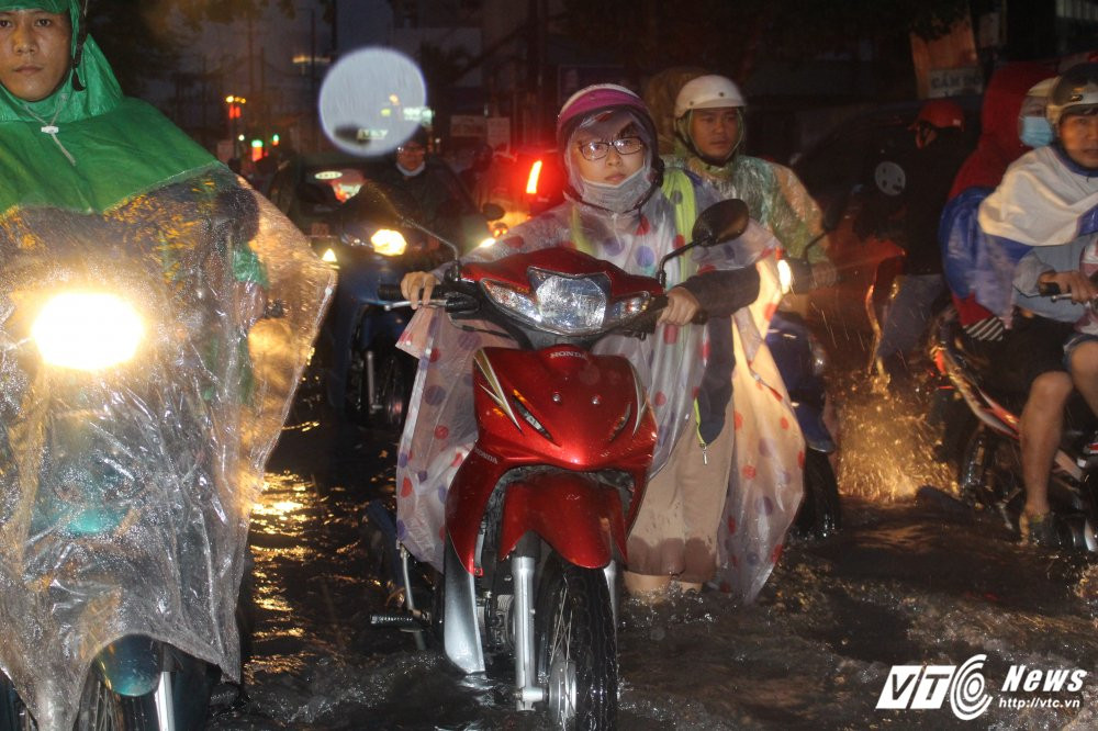 Hinh anh Duong Sai Gon chim nghim trong bien nuoc, giao thong hon loan 5