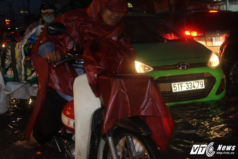 Hinh anh Duong Sai Gon chim nghim trong bien nuoc, giao thong hon loan 6