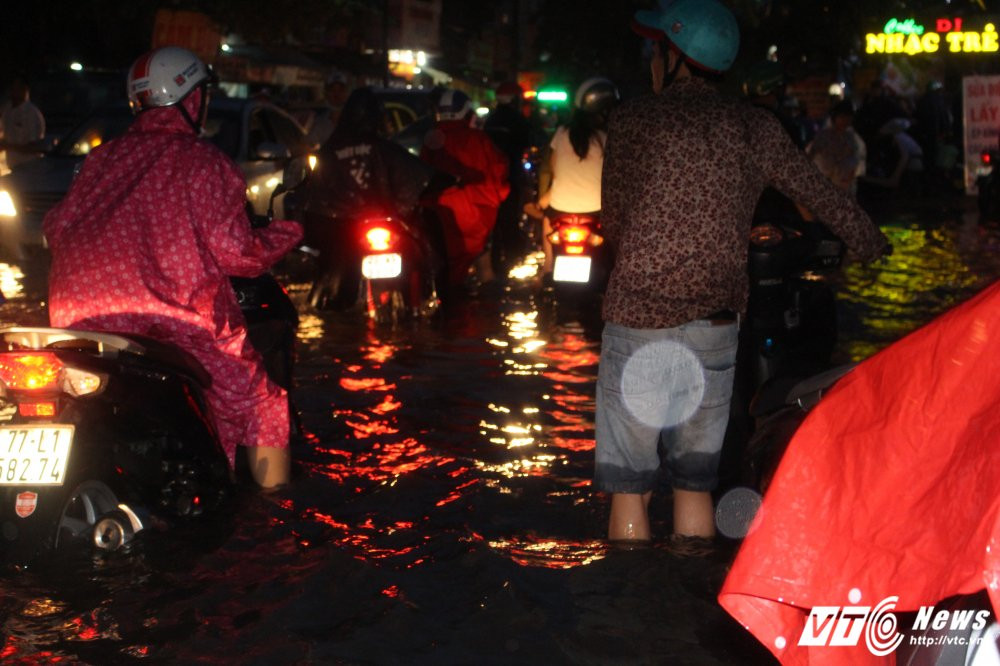 Hinh anh Duong Sai Gon chim nghim trong bien nuoc, giao thong hon loan 7