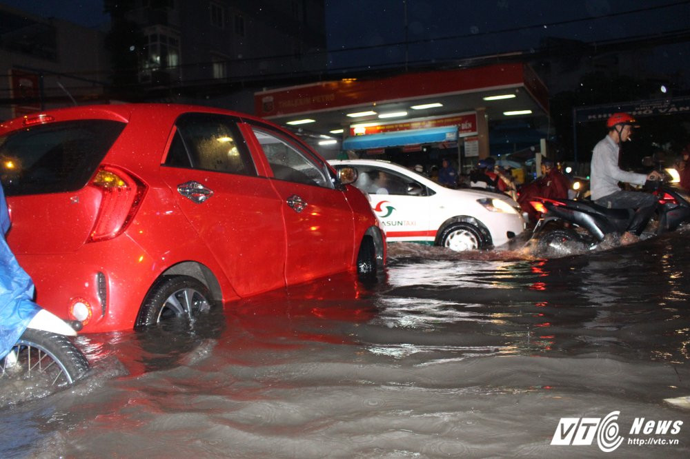 Hinh anh Duong Sai Gon chim nghim trong bien nuoc, giao thong hon loan 8