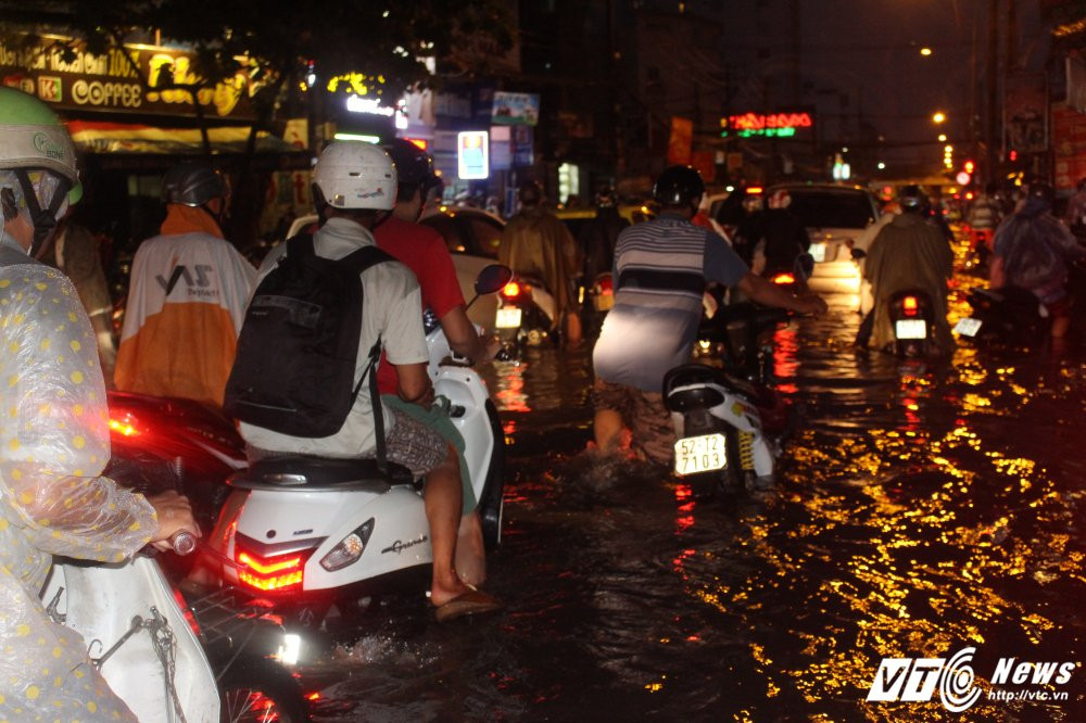 Hinh anh Duong Sai Gon chim nghim trong bien nuoc, giao thong hon loan 9