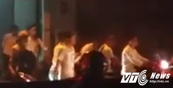 Hinh anh Gan 30 thanh nien xam tro danh tua mau dau nguoi dan ong tat nguyen 