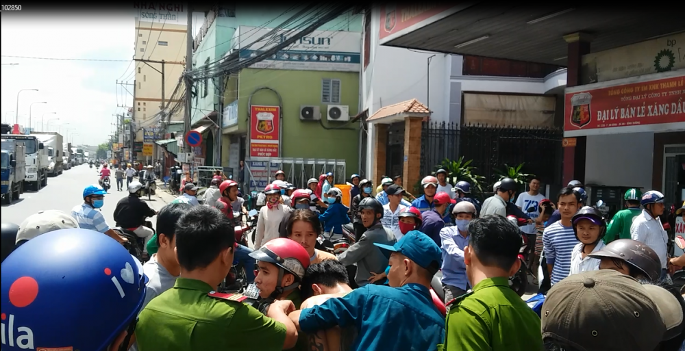 Hinh anh Nguoi dan phoi hop voi cong an tom gon 2 ten cuop xe tren quoc