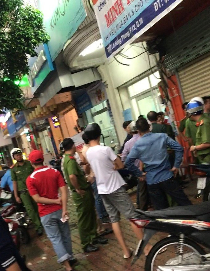 Hinh anh Nhom thanh nien danh nguoi,“cuop nha” roi keo le 2 nguoi phu nu ra duong