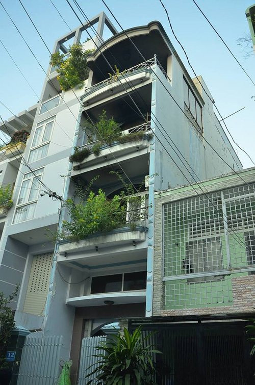 photo-1-1504658627624