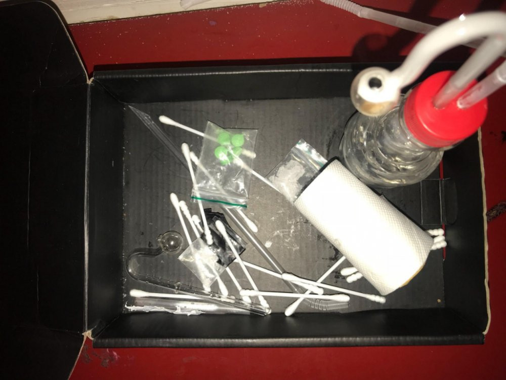 nhieu-nam-thanh-nu-tu-mua-ban-dam-khi-phe-ma-tuy-trong-khach-san-ban-toi-o-tp-hcm-bb-baaadPyag9