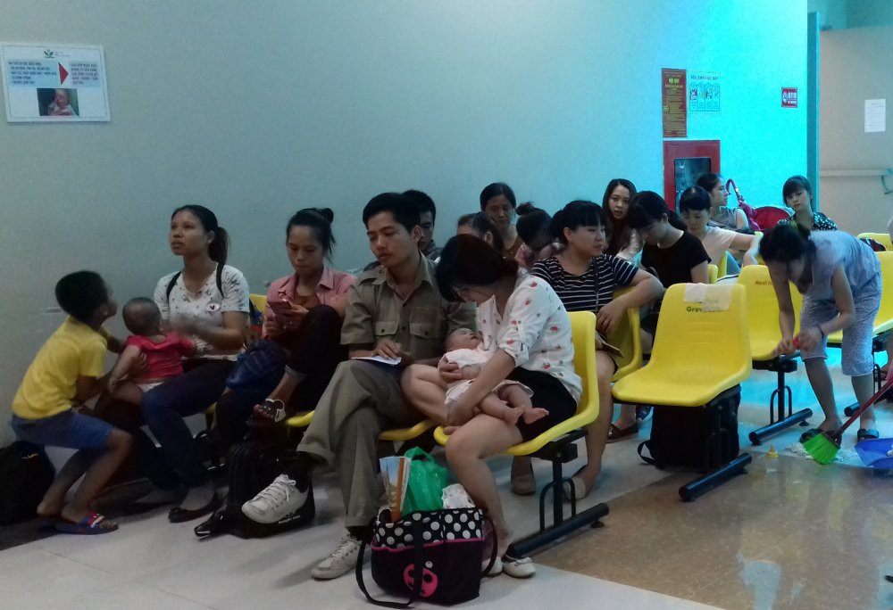 phu huynh ngoi cho den luot con kham