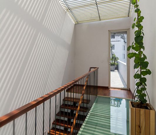 mau-gieng-troi-dep-co-tieu-canh-trong-va-sau-nha-ong-pho-10