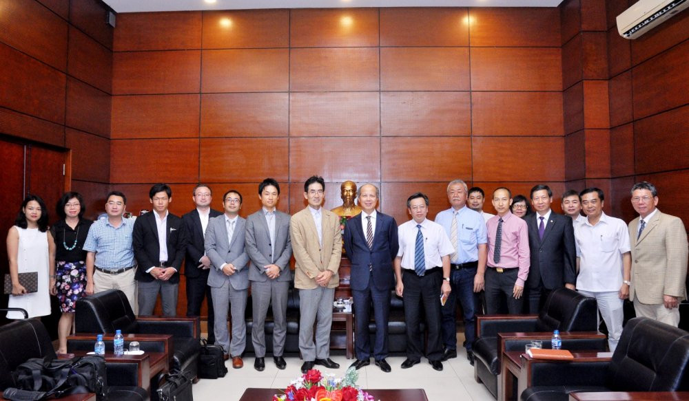 lanh-dao-vnrea-tiep-khach-quoc-te-reatimes-1502456446